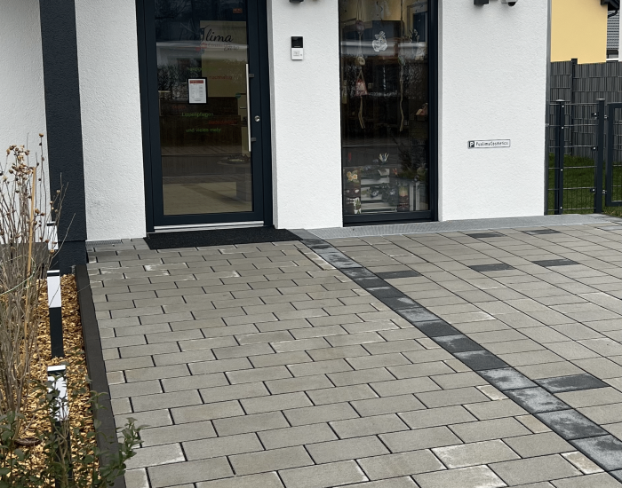 Ladeneingang und Parkplatz